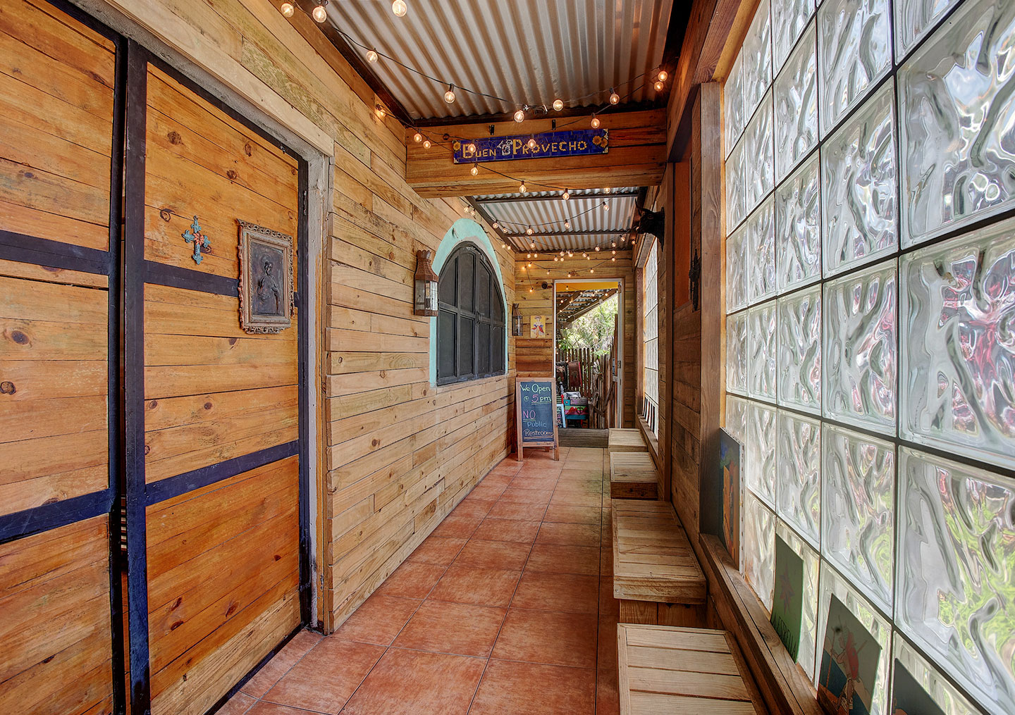 Zacos Tacos Restaurant with upstairs apartment — Dewey, Culebra, Puerto Rico